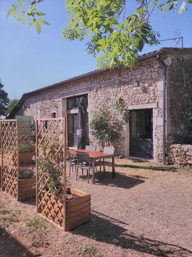 Gîte pour 6 personnes, avec vue ainsi que jardin et terrasse à Serres-et-Montguyard