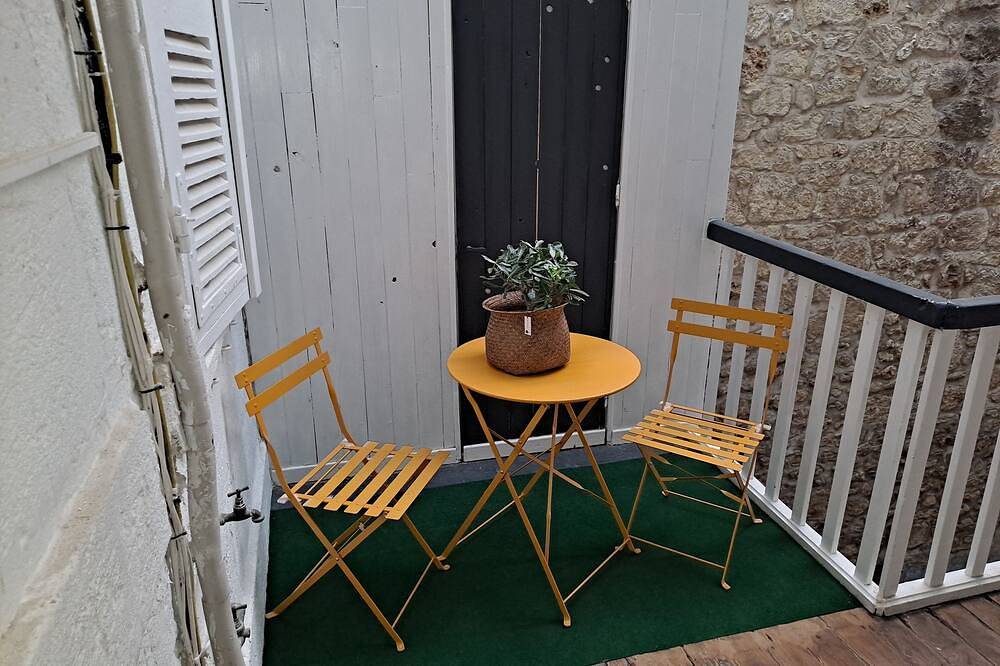 Entire apartment, Quiet studio, indoor terrace and secure bike storage in Rochefort, Rochefort region