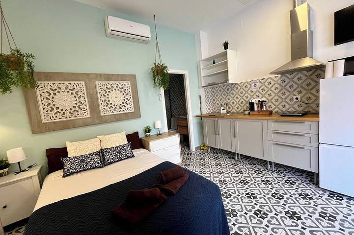 Entire apartment, Studio bright 20' from Barcelona Center / 10' walk to the beach / 15' Forum Bcn in Platja del Fòrum (Sant Adrià de Besòs), Sant Adrià de Besòs