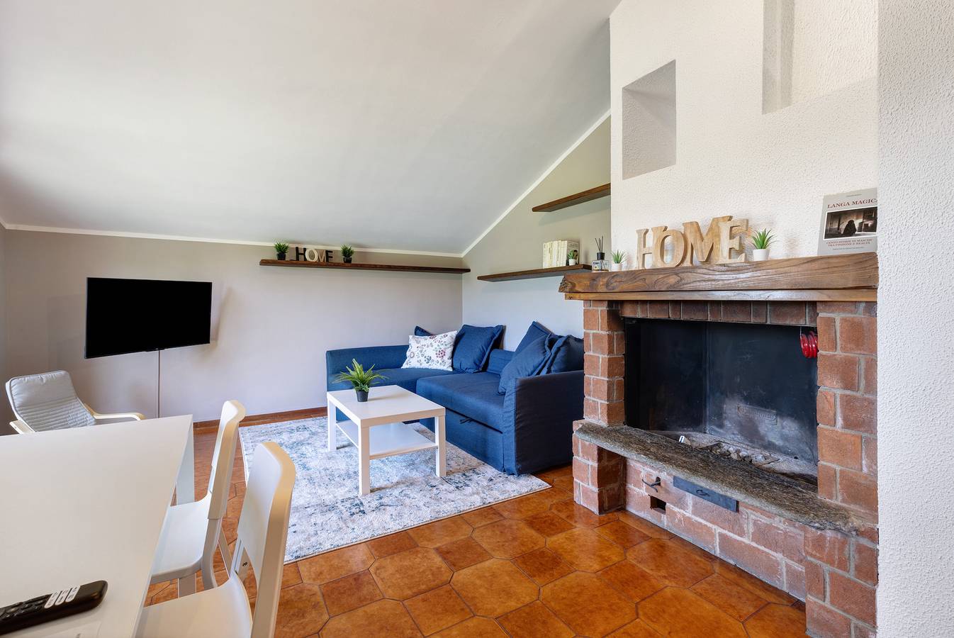 Apartamento entero, Apartamento 'La Terrazza' con vistas a la montaña, Wi-Fi y aire acondicionado in Cassinasco, Langhe