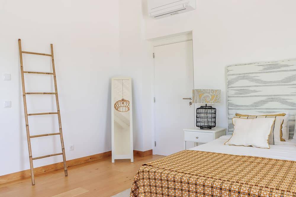 Luxurious Newly Rebuilt House With Infinity Pool and Stunning Views in Urra, Parque Natural da Serra de São Mamede