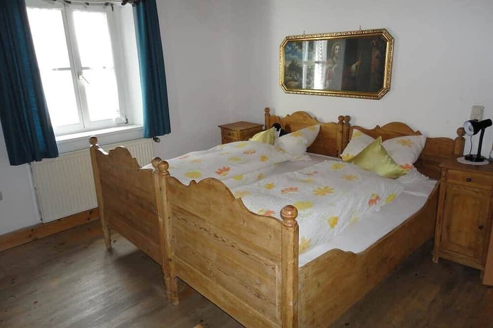 Ganze Wohnung, Unterkunft im ersten Stock in der Mittelgebirgslandschaft des Oberpfälzer Waldes in Tirschenreuth, Ostbayern