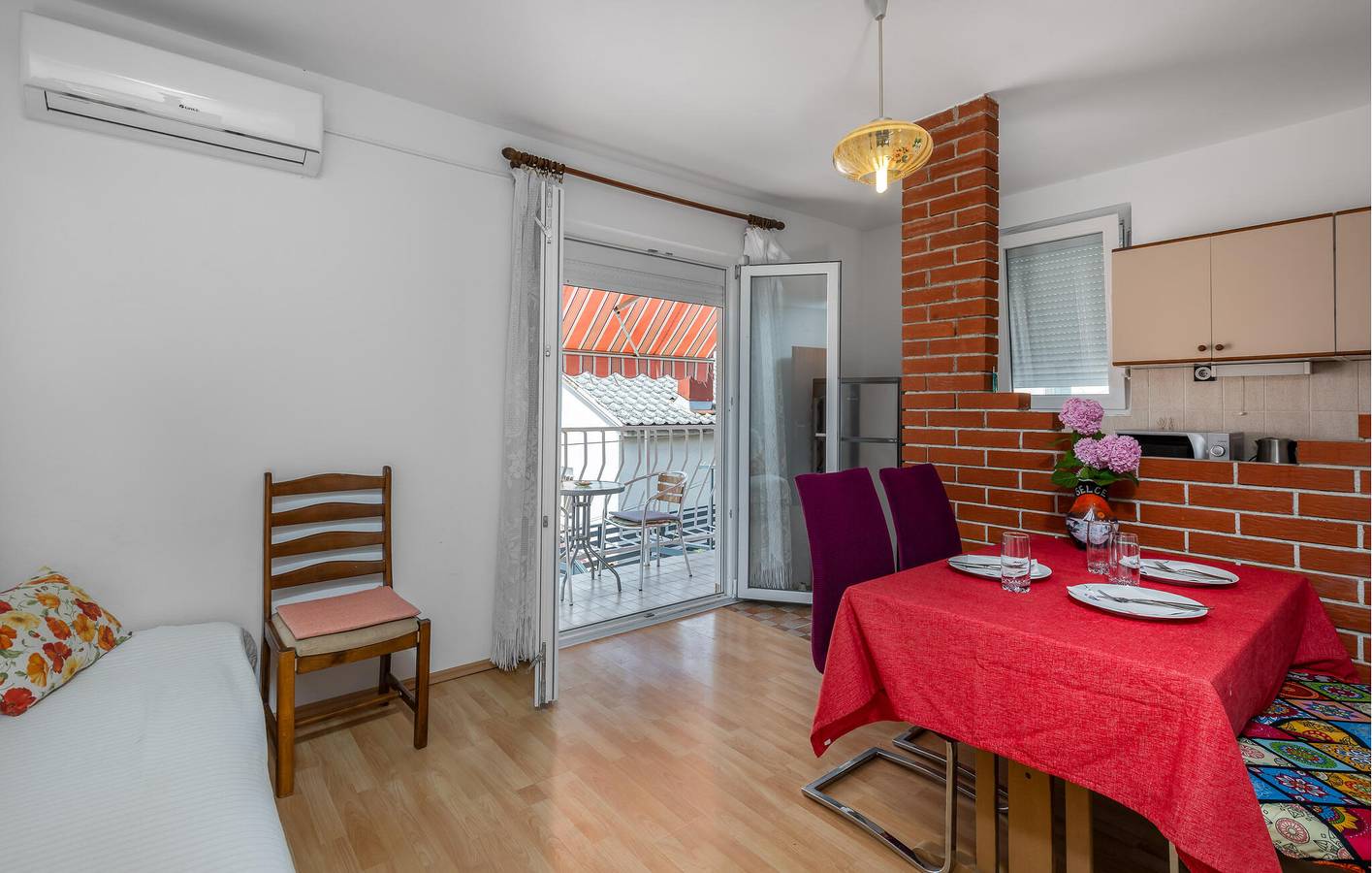 Ganze Ferienwohnung, Charmantes Apartment mit WLAN und Terrasse, 2 km vom Strand entfernt in Selce, Primorje-Gorski Kotar
