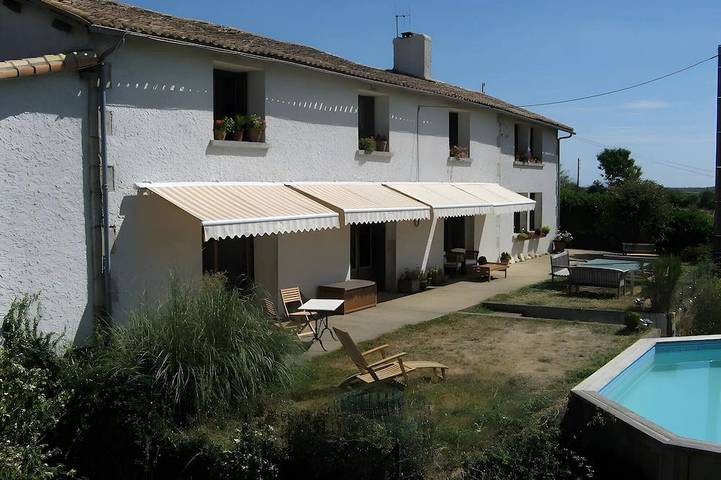 Location de vacances pour 3 personnes, avec jardin et piscine à Sanxay - 4