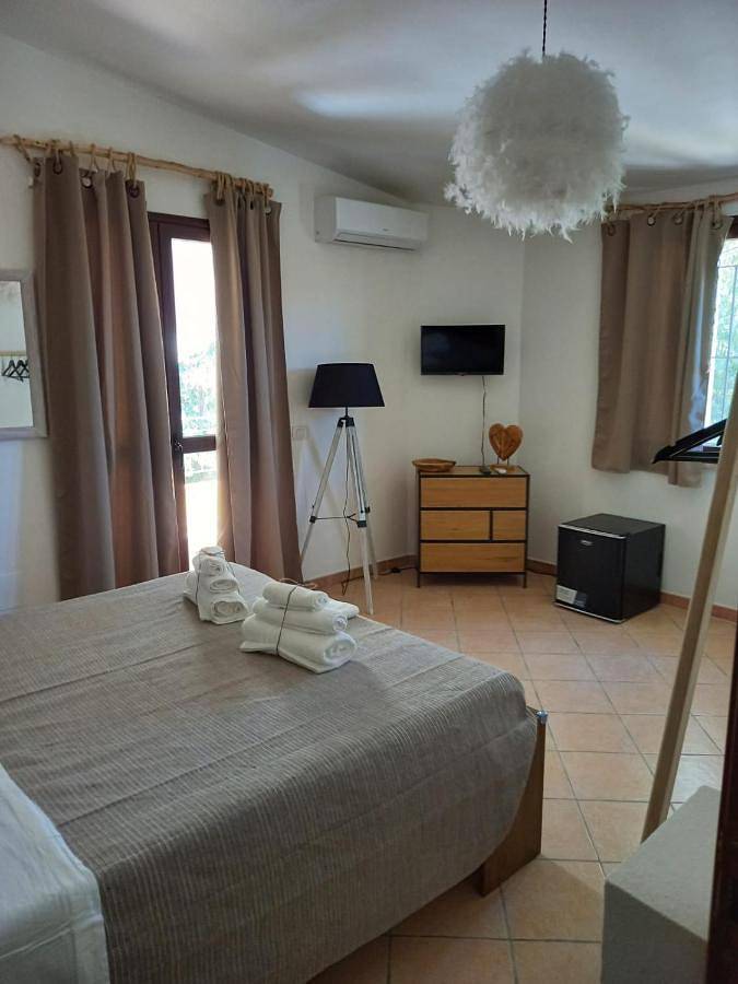 Large Double Room in Olia Speciosa, Castiadas