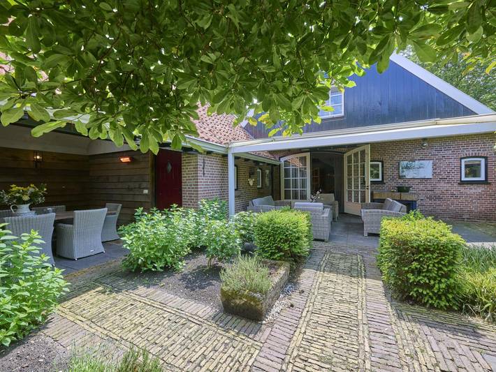 Luxury farmhouse with Turkish steam bath in Vriezenveen, Twente