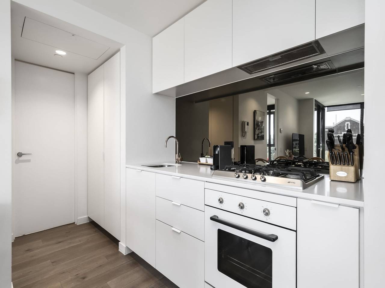 Entire apartment, Bright South Yarra Flat with Balcony in South Yarra, Melbourne