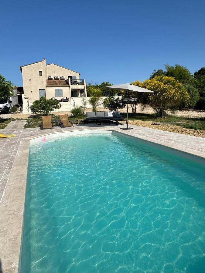 Location de vacances pour 6 personnes, avec vue ainsi que jardin et piscine à Arpaillargues-et-Aureillac - 3