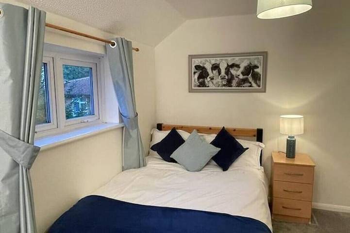 3-bedroom home with free parking in Kent