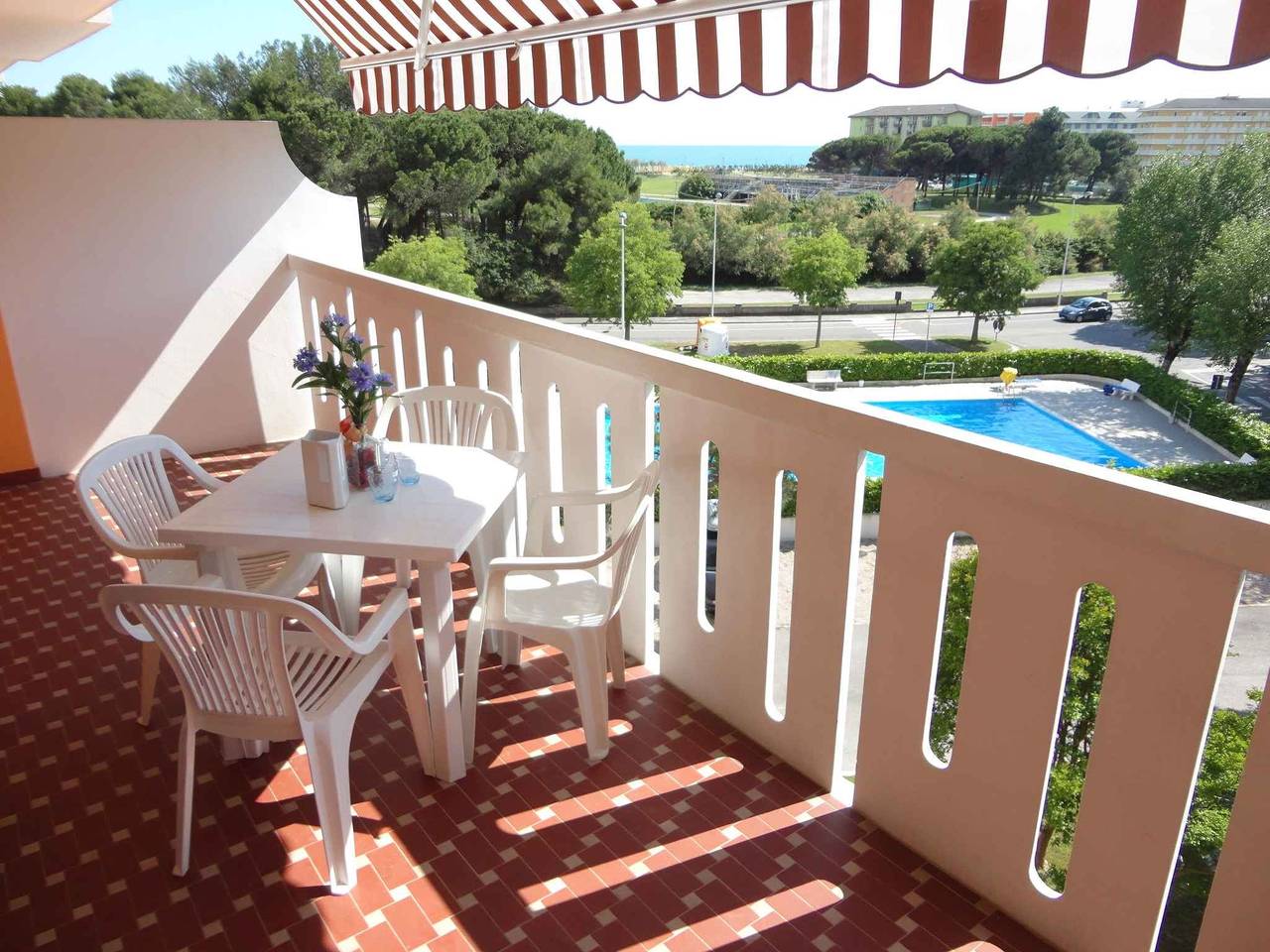 Hel ferieleilighet, Holiday apartment with pool and view of the beach in Porto Santa Margherita, Caorle