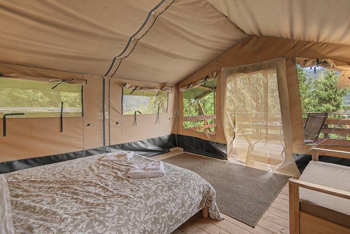 Glamping 'C Selva Tenda Castagno' met BBQ en gedeeld zwembad in Bene Lario, Provincie Como