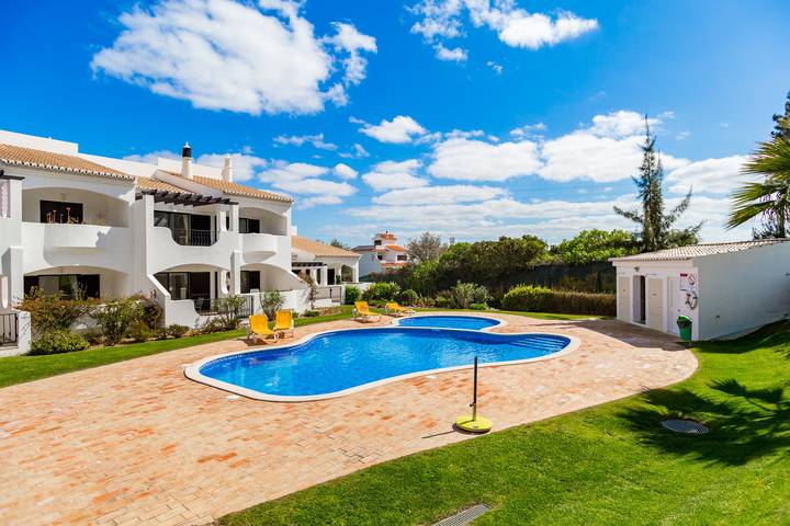 Ferienwohnung für 5 Personen, mit Balkon und Terrasse sowie Garten und Pool in Portimão - 2