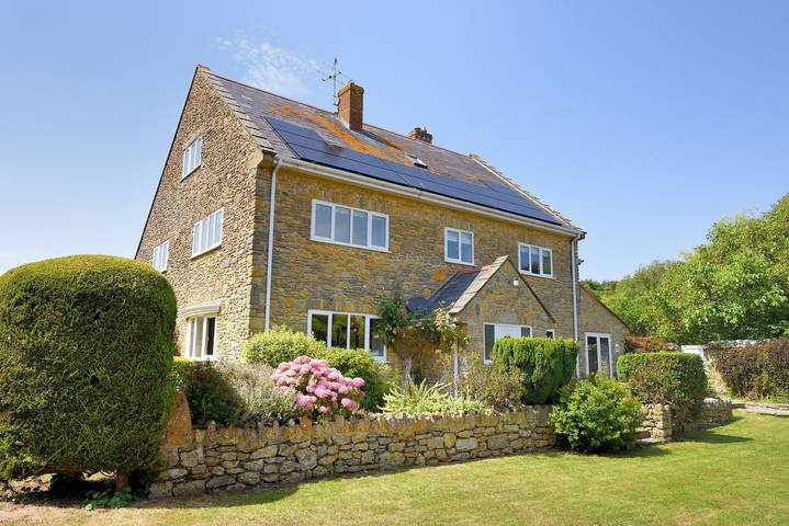 Cottage for 12 people, with view and garden in Burton Bradstock