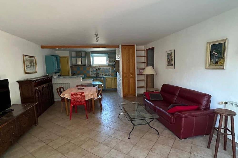 Entire apartment, Quiet garden level close to town center. in Salon-de-Provence, Aix-en-Provence region