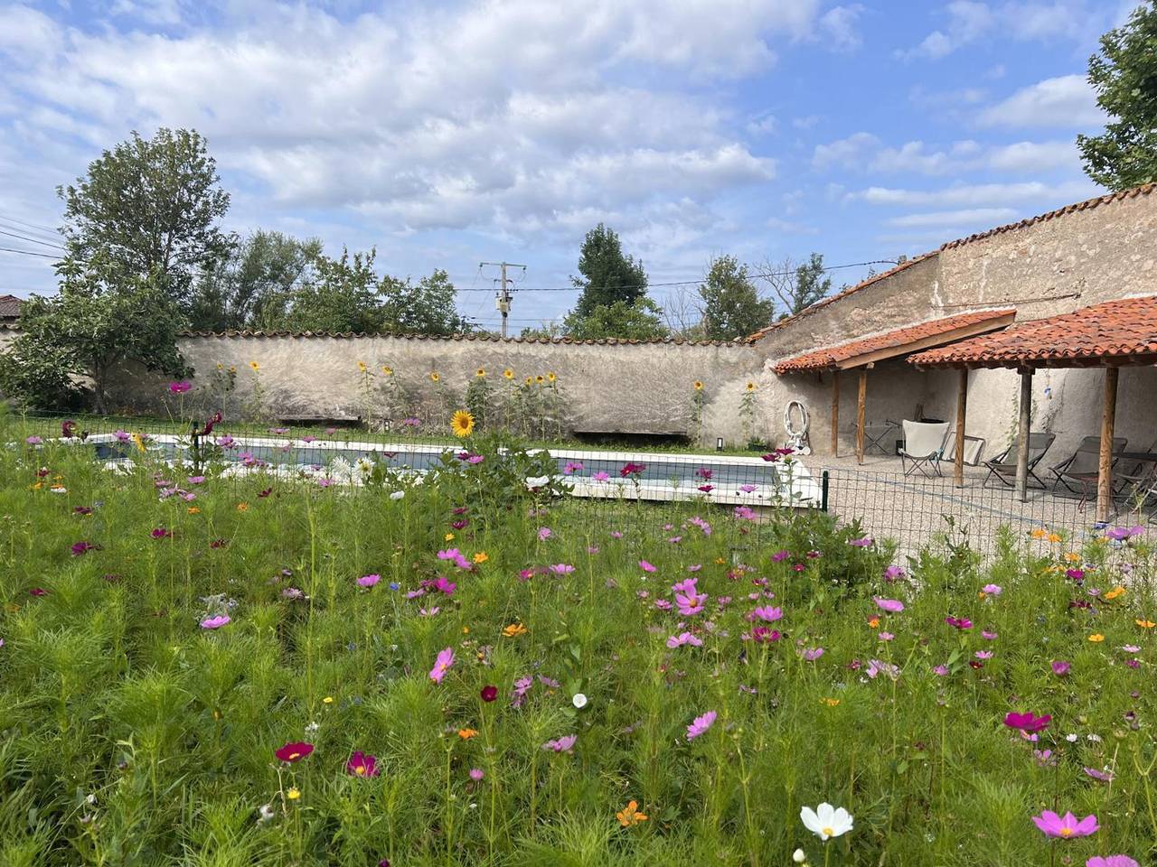Gîte de charme avec piscine, Wi-Fi et animaux acceptés in Saint-Germain-Laval, Région de Roanne