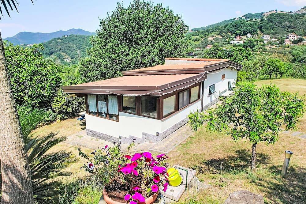 Caratteristica villa indipendente per 3 ospiti con A/C, Wifi e Tv in San Saturnino, Moneglia