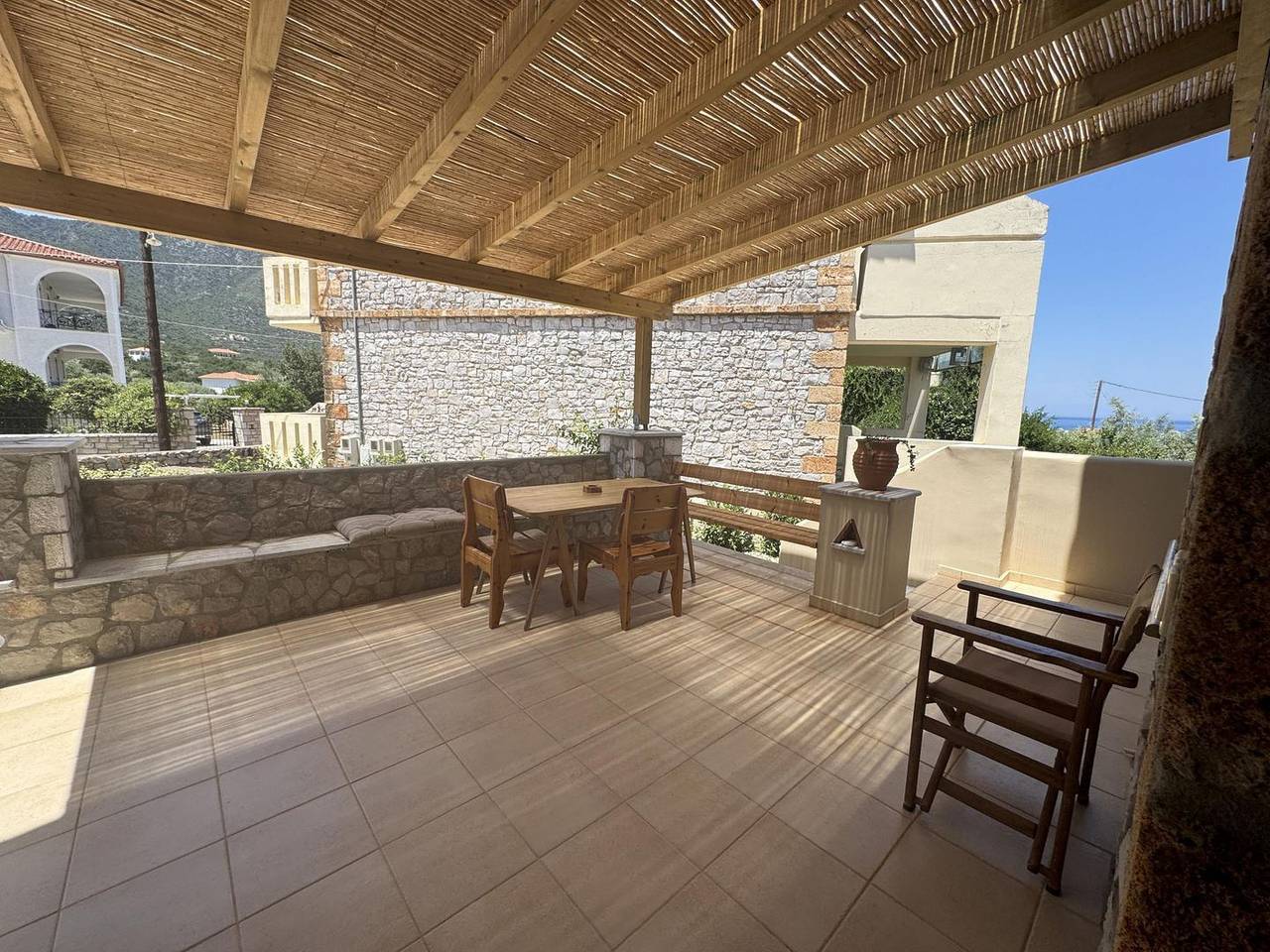 Poulithra, Peloponnese: Charming Holiday Home with Terrace & Sea View in Kinuria
