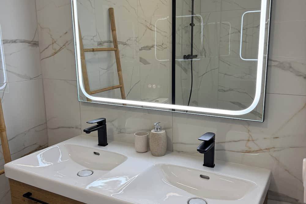 Air-conditioned studio on the ground floor of a villa•5 minutes from the beaches – L'Île-Rousse in Monticello, Calvi region