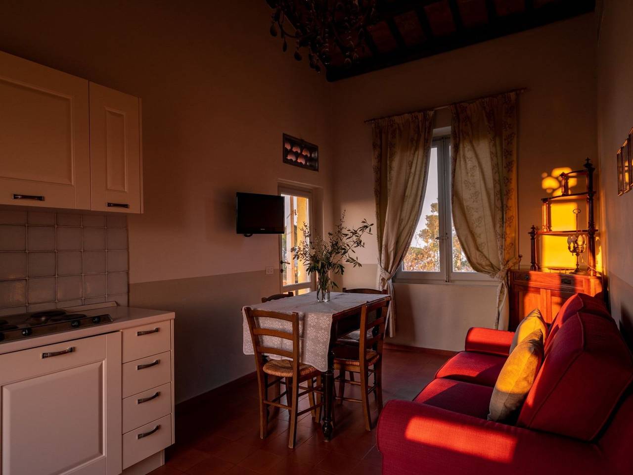 Entire apartment, Drei-Zimmer-Panorama-Wohnung mit Terrasse und Sommerpool in Pesaro, Valle del Metauro