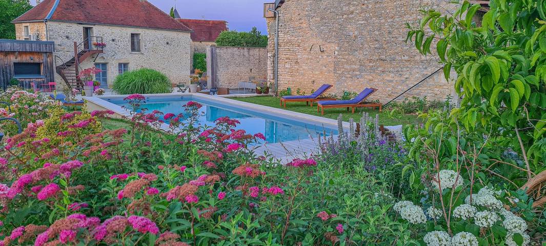 Gîte pour 2 personnes, avec Terrasse ainsi que Jardin et Piscine dans Les Loges-Margueron