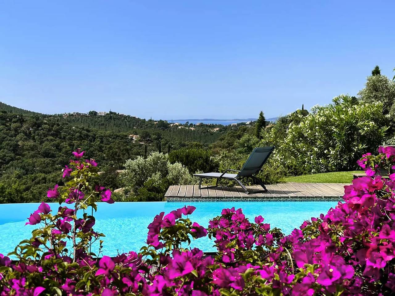 Villa privée et climatisée pour 10 personnes avec piscine et superbe vue mer et collines à La Londe-les-Maures in La Londe-les-Maures, Côte méditerranéenne (France)