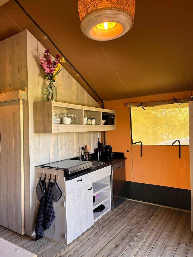 Safari Lodge Grou, luxe kamperen op een eiland! in Nationaal Park De Alde Feanen