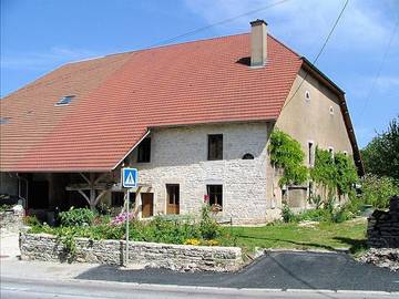 Gîte pour 15 personnes, avec jacuzzi ainsi que sauna et jardin, animaux acceptés dans le Doubs