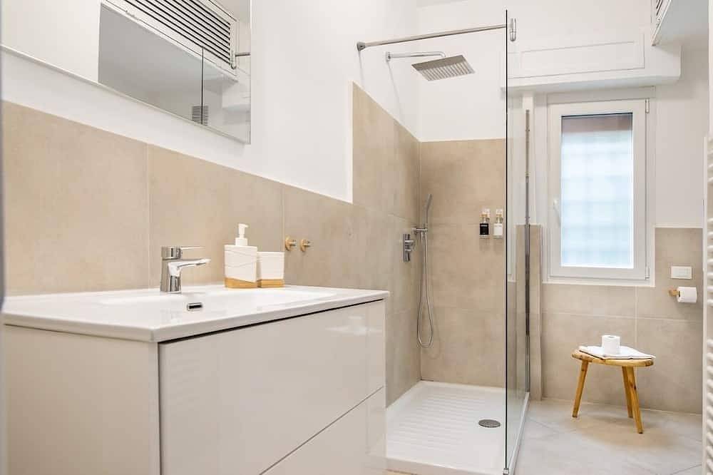 Appartamento intero, Luminoso Appartamento Ristrutturato con Posto Auto Privato in Eur (Roma), Roma