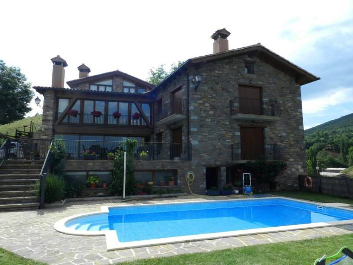 Casa rural para 4 personas, con vistas además de jardín y piscina en La Ribagorza