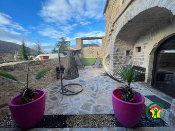Gîte pour 3 personnes, avec sauna et jardin ainsi que jacuzzi et terrasse dans l' Aveyron