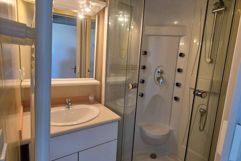 Les Loges Guest Room with Shared Terrace, Communal Garden and Wi-Fi in Luçon, Fontenay-le-Comte