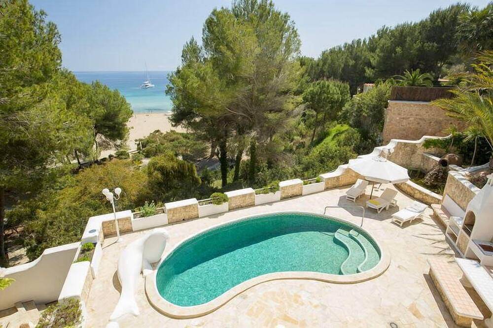 Top Ferienhaus mit Pool direkt 1. Linie am Strand - einzigartig auf Ibiza in Cala Llenya, Santa Eulària des Riu