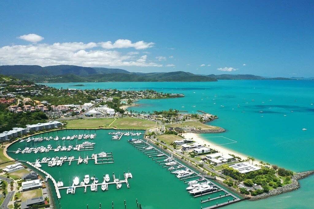 Shutehaven Beach House with Ocean Views. in Shute Harbour, Mackay Region