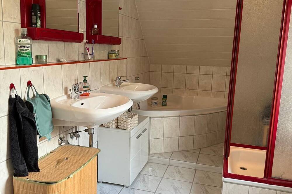 Ganze Wohnung, Ruhige Randlage im sonnigen Villenviertel mit Hottub, zum wohlfühlen in Rudolstadt, Saaleland