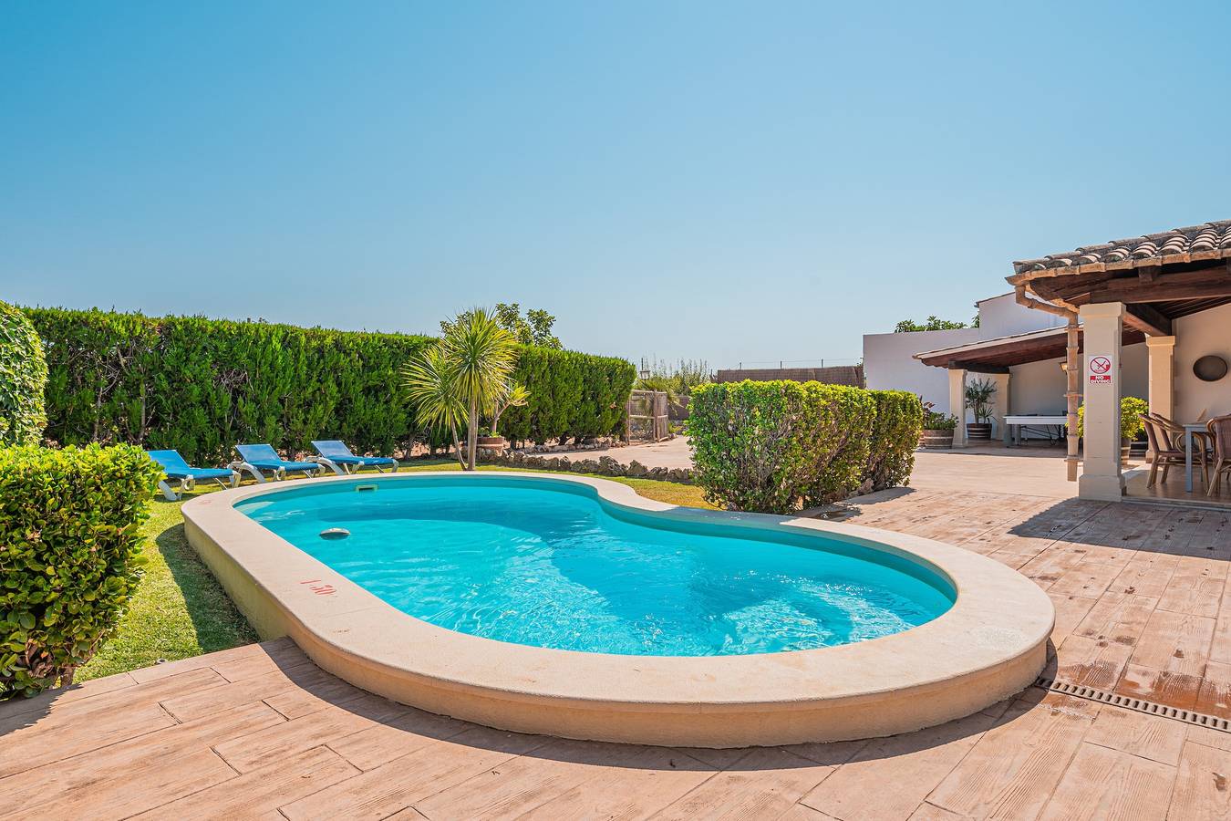 Finca Villa Tranquila en Pollensa met uitzicht op de bergen, zwembad, tuin & Wi-Fi in Pollença, Noord-Mallorca