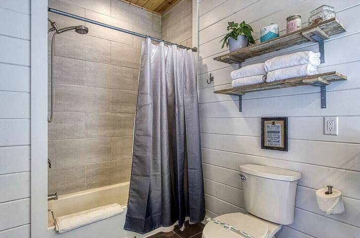 Glamping for 8 people, with hot tub and pool as well as balcony in Great Smoky Mountains National Park