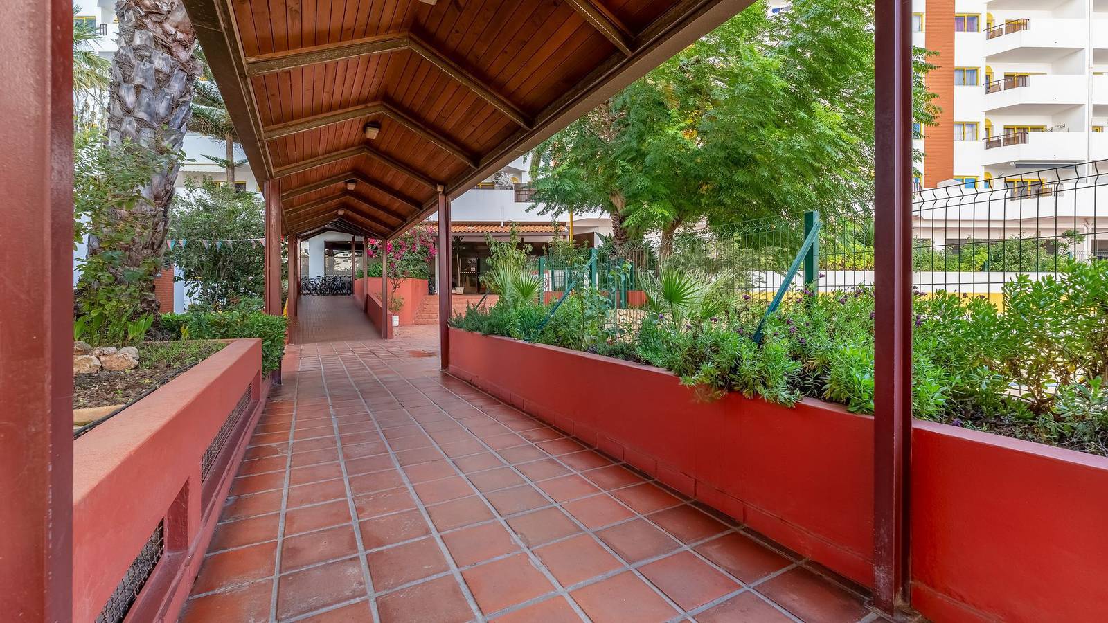 Ganze Wohnung, Red Velvet 1 Bdr Flat With Balcony by Lovelystay in Praia da Rocha, Portimão