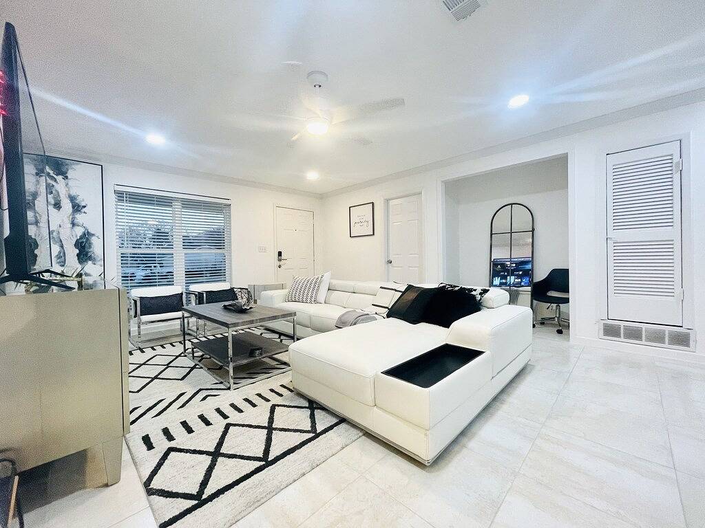 Ideal Home Rental for Large Fan Group- Walk to At&T Stadium. Park for free in Arlington, Tarrant County