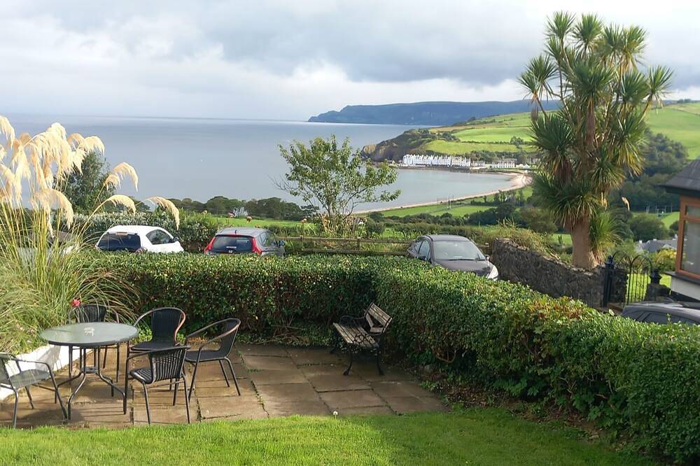 Traditional 5 bedroom house overlooking Cushendun bay. Pet friendly. in Grafschaft Antrim