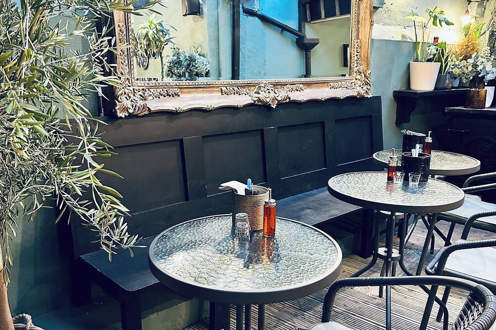 Charming Bnb in the heart of Clifden walking distance to bus and parking outside in Ardbear, Connemara