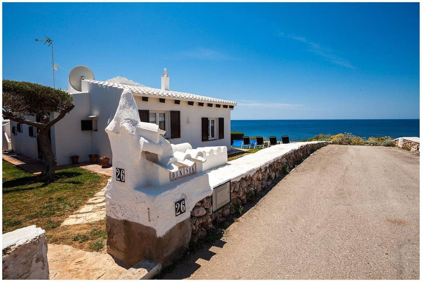 Villa 'Bini Sek' con vistas al mar, terraza privada y aire acondicionado in Binibeca, Sant Lluís