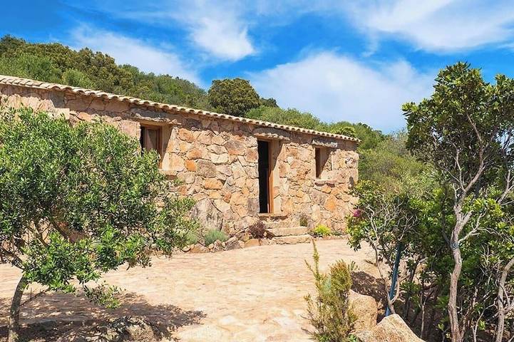 Secluded, contemporary sheepfold for 2, nestled on a hillside with swimming pool. in Figari, Distrito de Sartène