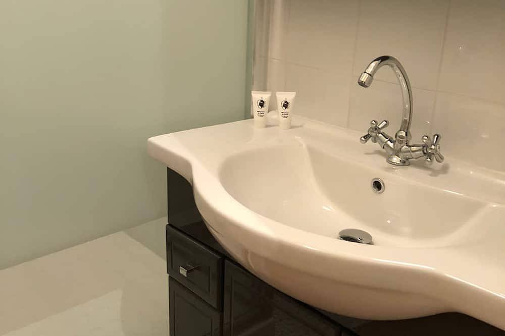 Ganze Wohnung, Apartment-Komfort-Ensuite mit Dusche-Balkon-Centre ville in Bastia, Cap Corse