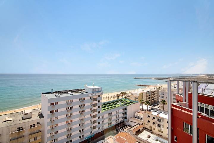 Appartement entier, Appartement de vacances 'Moderno E Renovado T2' avec vue sur la mer, balcon et Wi-Fi in Cavacos, Quarteira