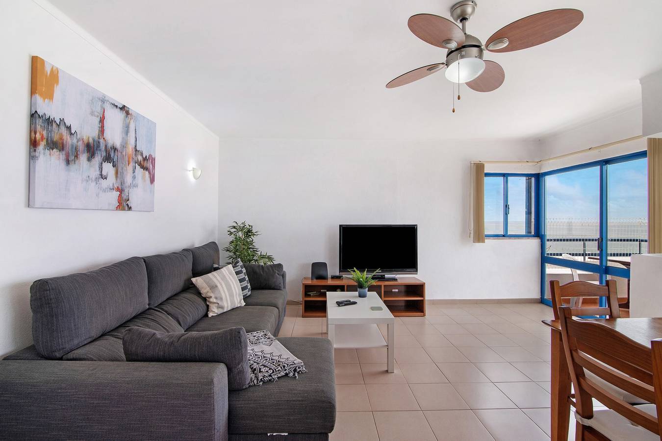 Entire apartment, Apartment 'T2 2 Linha Praia Vista Mar' with Sea View, Balcony and Wi-Fi in Cavacos, Quarteira