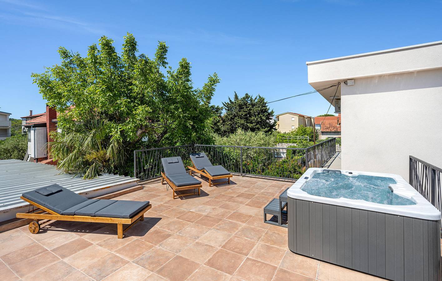 Ferienhaus für 10 Personen mit Terrasse in Pirovac, Šibenik-Knin