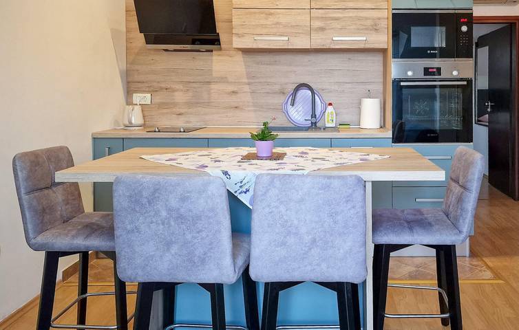 Ganze Ferienwohnung, Apartment mit Meerblick, Terrasse und Parkplatz in der Nähe der Neretva in Rogotin, Dubrovnik-Neretva