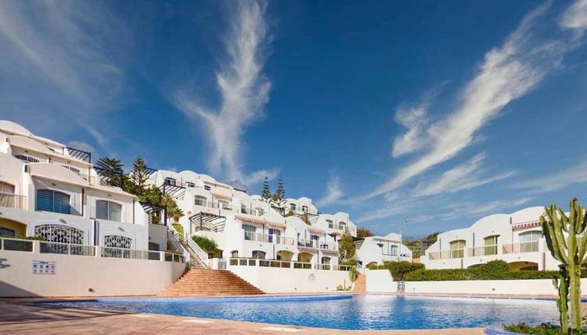 Appartement de vacances pour 5 personnes, avec piscine et vue ainsi que jardin et terrasse