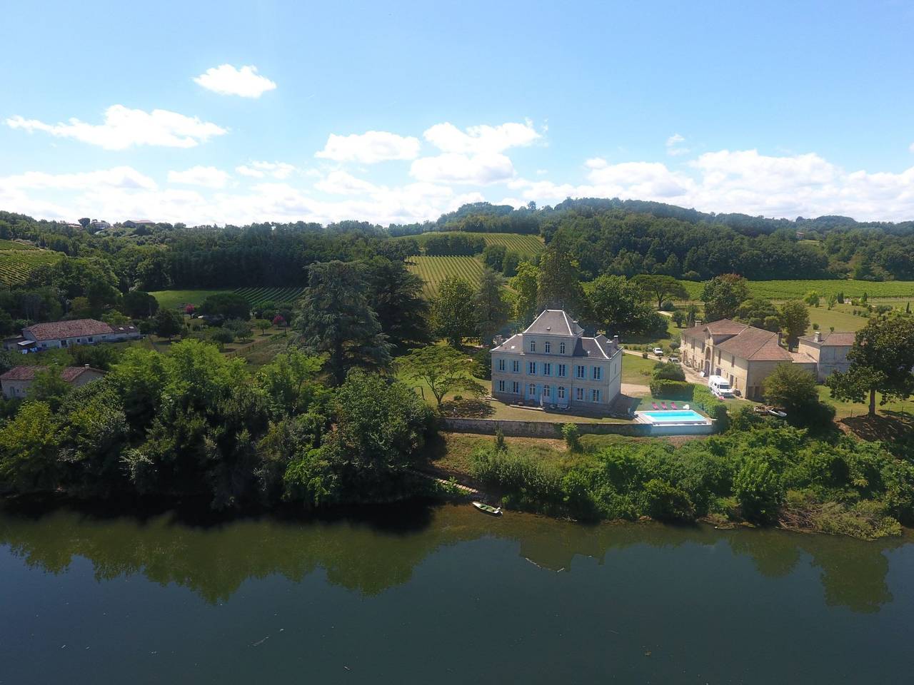 Schloss mit Überlaufpool an der Dordogne in Flaujagues, Région de Libourne