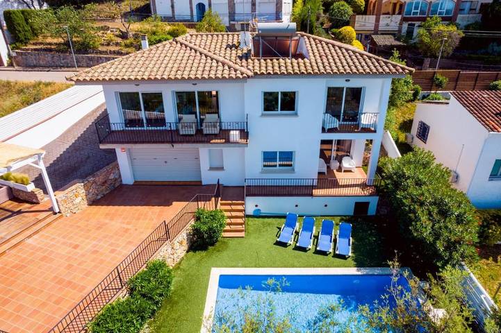 Casa rural para 8 personas, con terraza además de piscina y jardín, Se admiten mascotas en els Masos de Pals